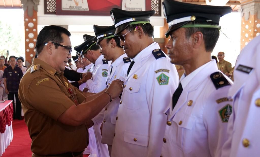 podiumnews.com-Bupati Sanjaya Lantik 14 Perbekel di Tabanan